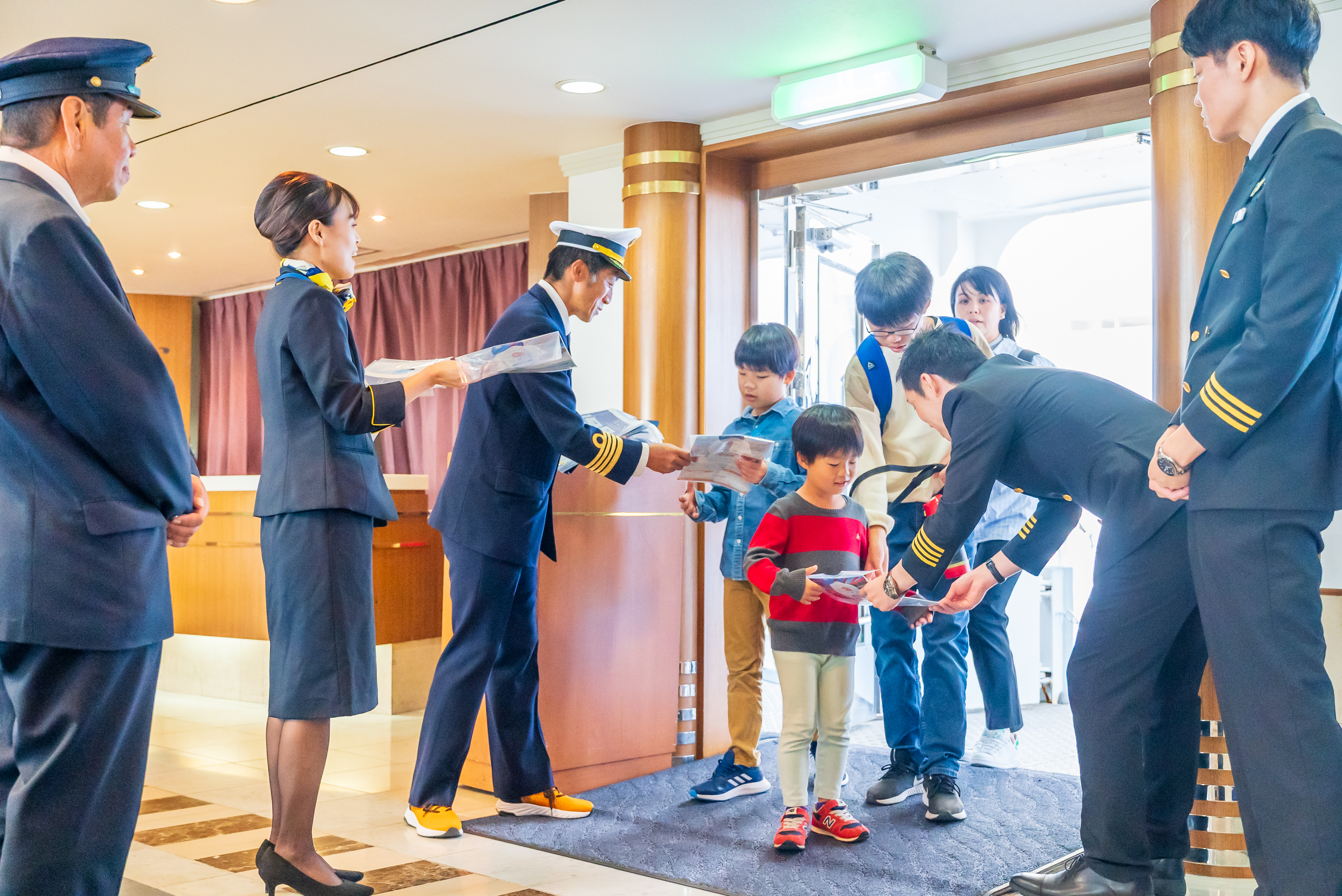 スタッフ同士のチームワークで、ラグジュアリーな空間を支えます