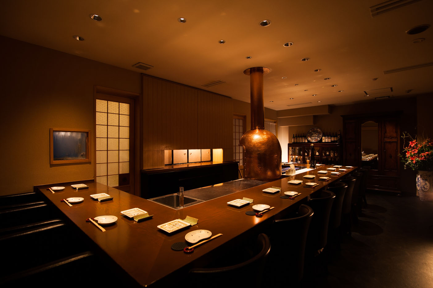 落ち着いた空間で所作や気配りを学びながら、少しずつ自分らしい接客を身につけられます。