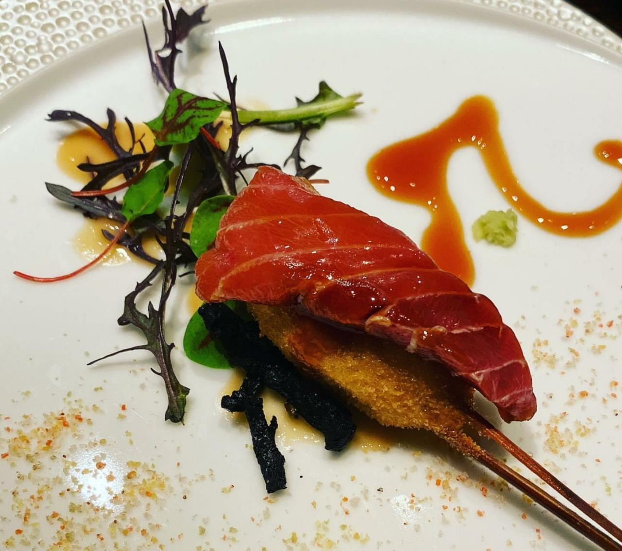 揚げたての串を目の前でご提供。調理と接客がひとつになる、特別なひとときです。