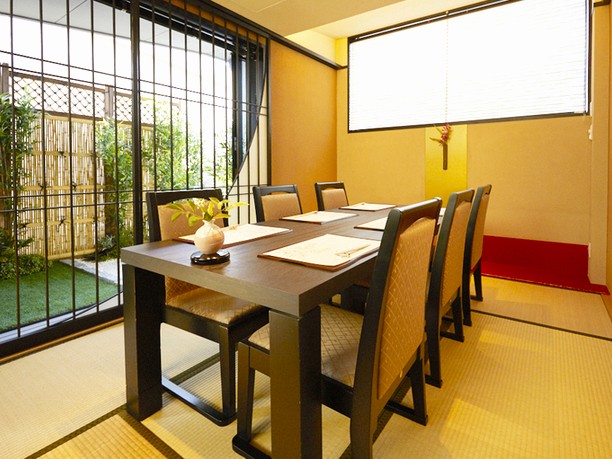 自己資本比率86.5%は業界トップクラスです。抜群の安定感があり、店舗は全店直営で展開しています!