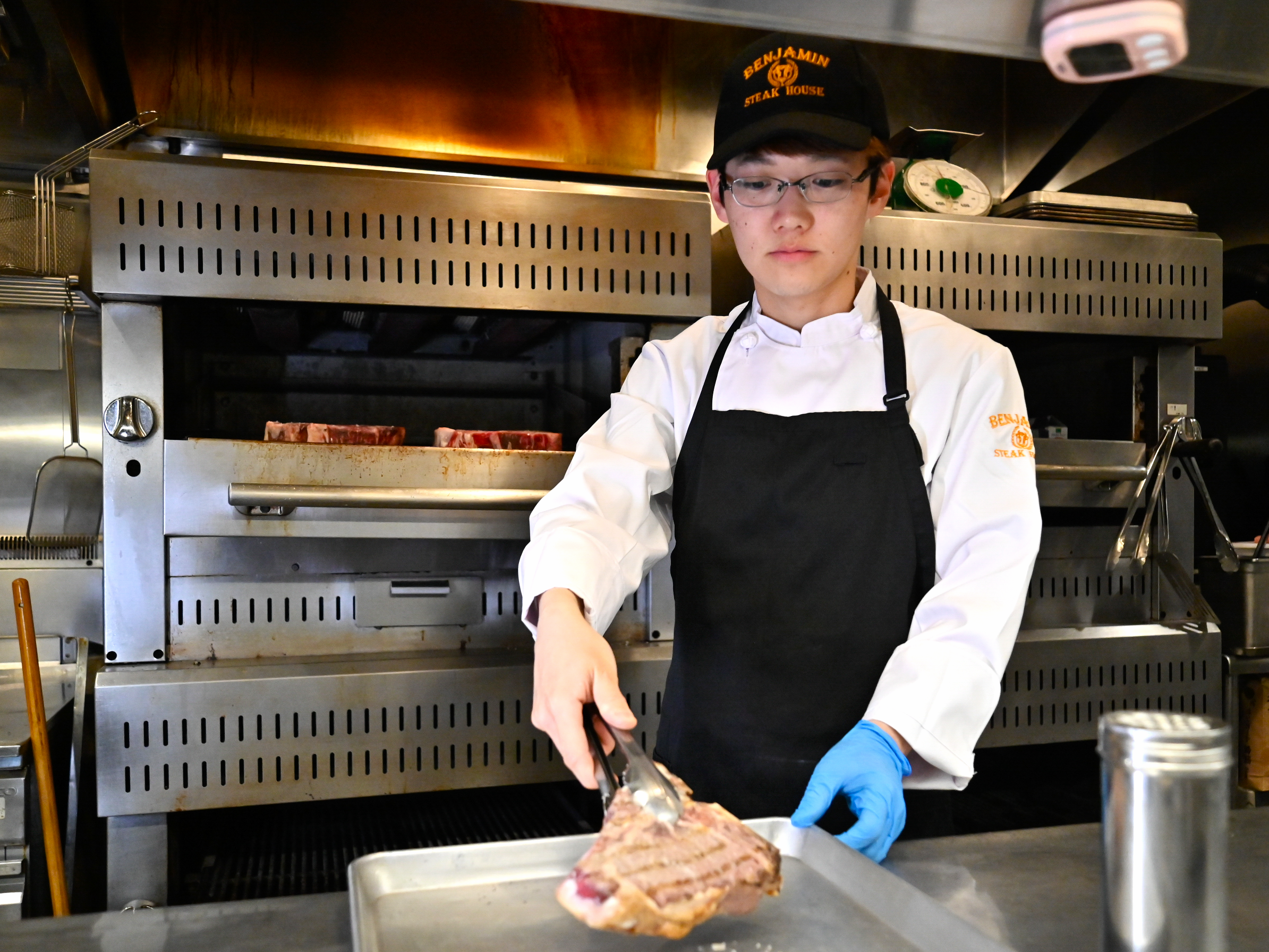 NY本店の味を受け継ぐ最高級熟成ビーフの管理・調理技術。他ではないような専門性が着実に身につきます。