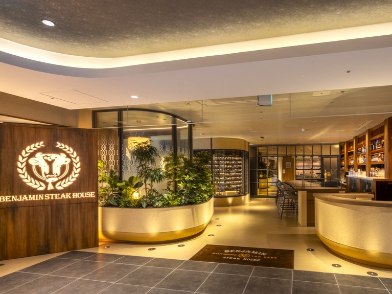 国内でのM&Aや海外ブランドとのライセンス契約などにも積極的で、新しい挑戦もどんどんしています!