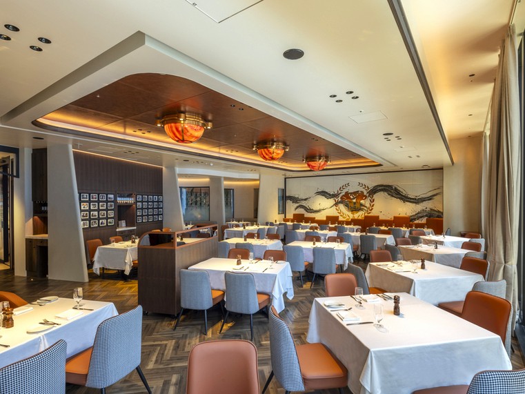 国籍も年齢も多様なスタッフが活躍中。プロ意識とフレンドリーさを両立し誰もが「楽しい」と語る職場です。