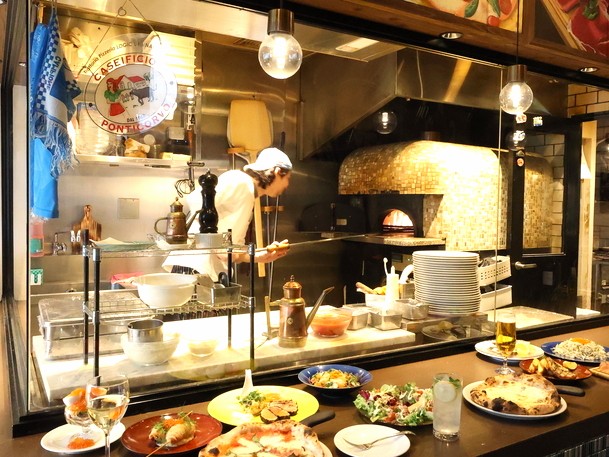 やりたいことがあれば、企画してプレゼンし、承認されれば出店をすることもできます!