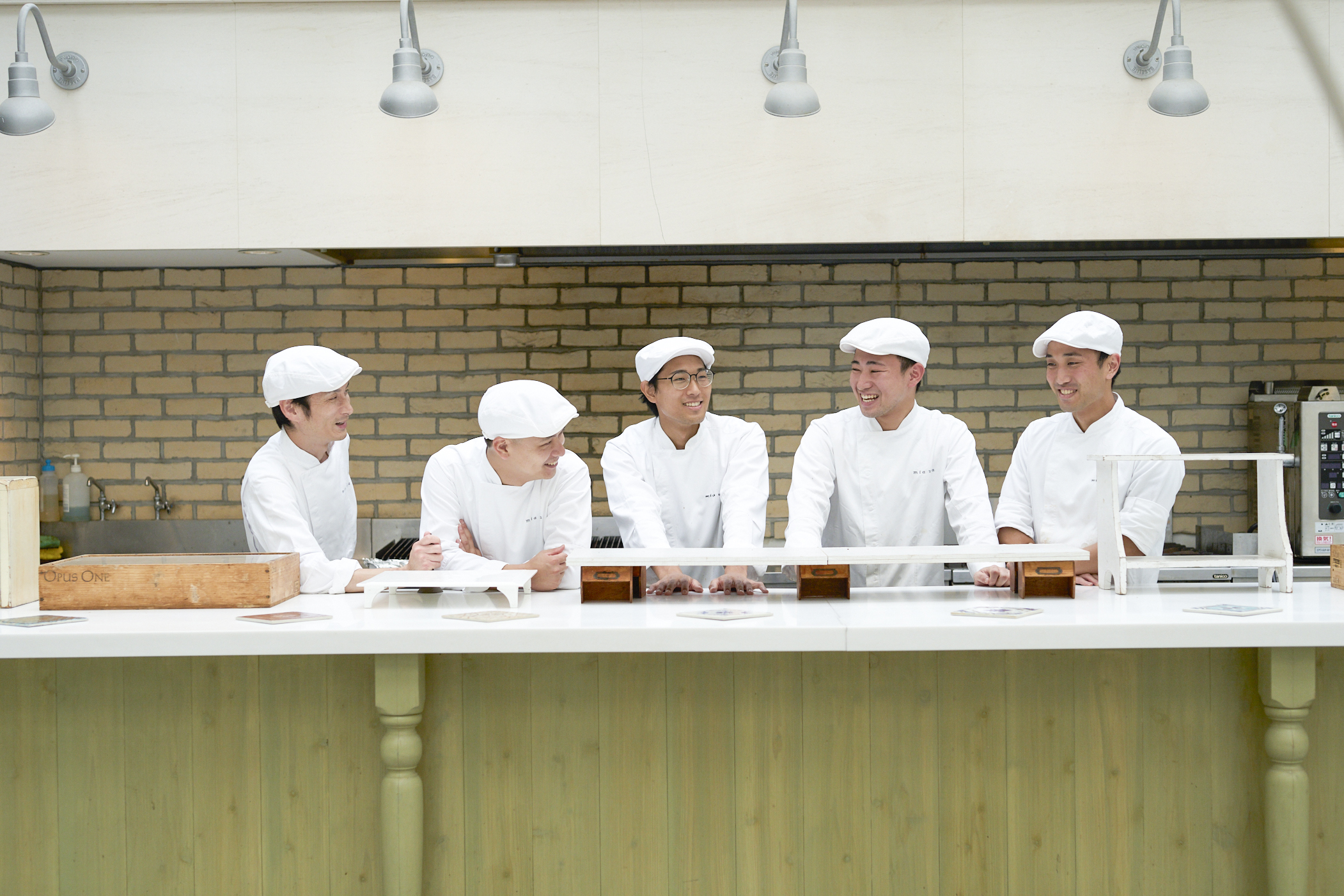 仲間との信頼関係があるからこそ、笑顔が自然に生まれます。