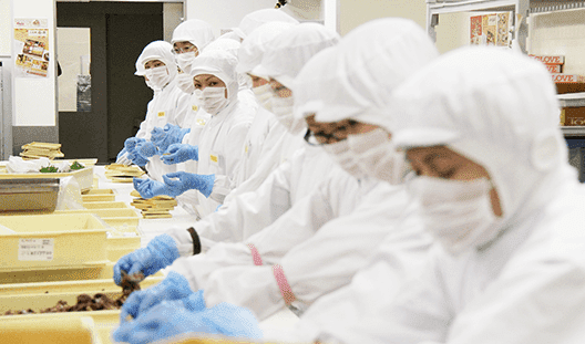 ライン作業の様子。名物のすき焼き弁当や惣菜を製造。HACCPを導入し品質管理の知識も身につきます