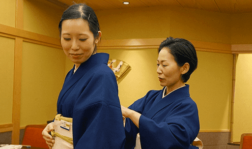 おもてなしの温かさが息づく人形町今半で、新しい仲間を募集します。着付けも学べます。