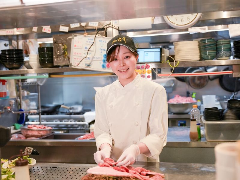 おしゃれで開放的な空間。お客様との距離も近い接客スタイルです。