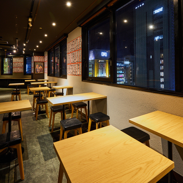 おしゃれで開放的な空間。お客様との距離も近い接客スタイルです。