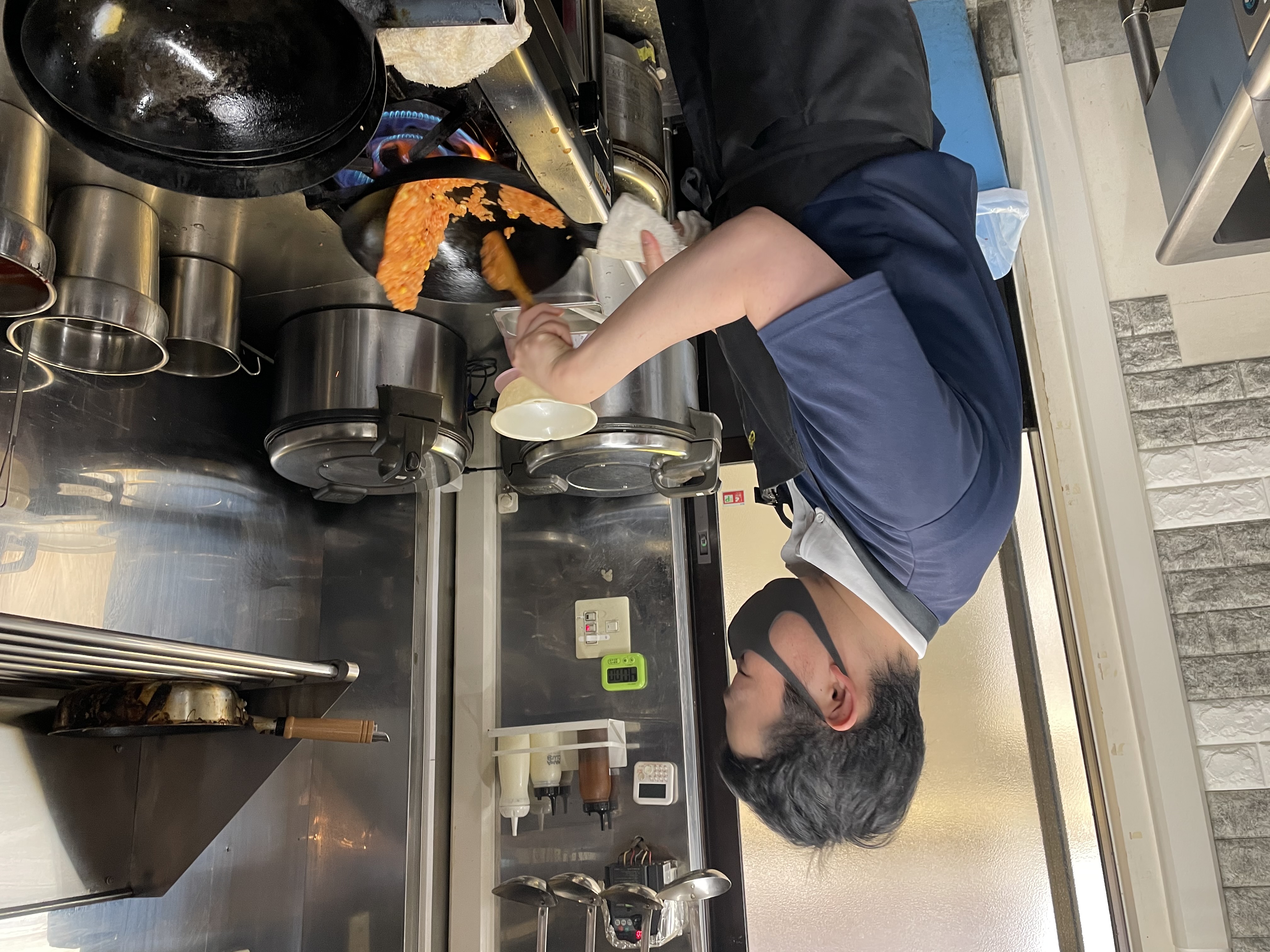 落ち着いた店内で、丁寧な接客と料理を届けています。