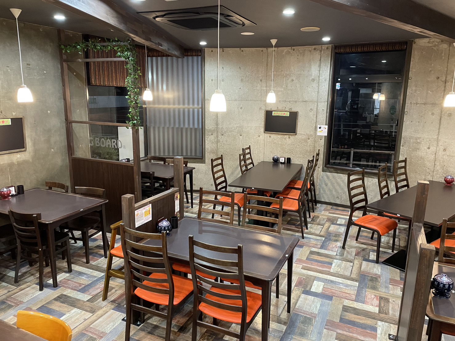 落ち着いた店内で、丁寧な接客と料理を届けています。