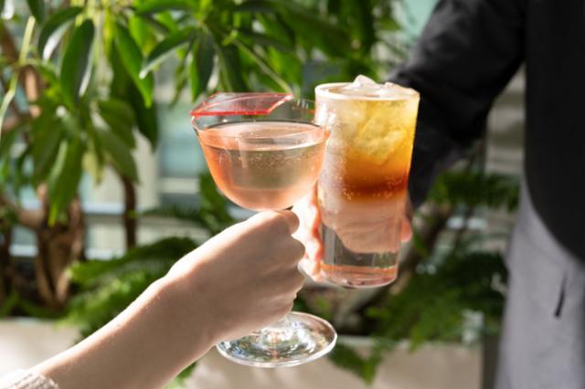 ラグジュアリーな会員制ダイニングから、カフェ飯まで多彩に展開。「社内公募」など制度も充実しています。