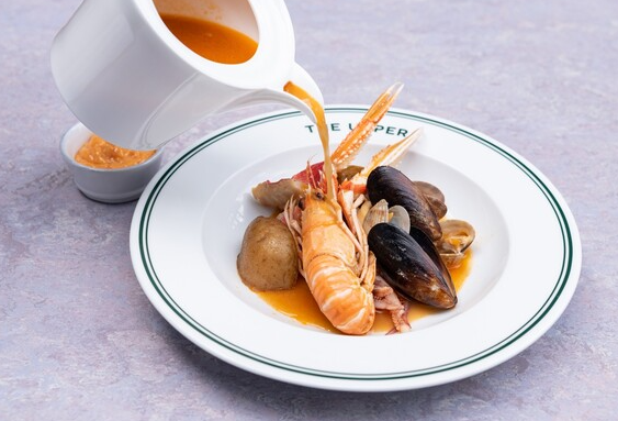 ラグジュアリーな会員制ダイニングから、カフェ飯まで多彩に展開。「社内公募」など制度も充実しています。