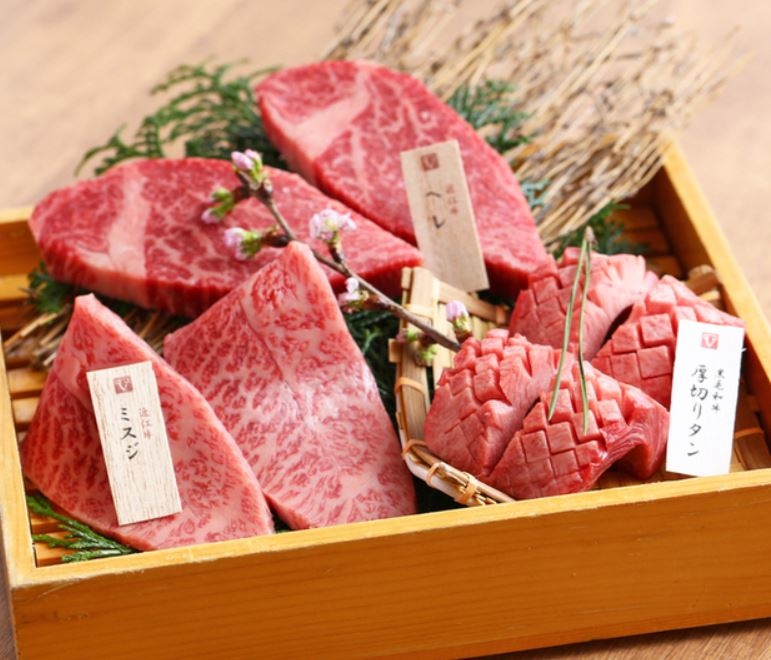 京都・祇園の「祇園肉亭 新」はじめ厳選された近江牛にこだわり、割烹・焼肉スタイルの店舗を展開中。