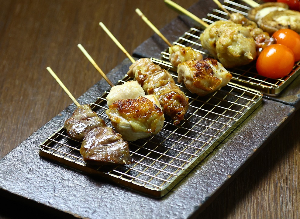 お客様の目の前で一本一本丁寧に。備長炭で焼き上げる自慢の焼き鳥