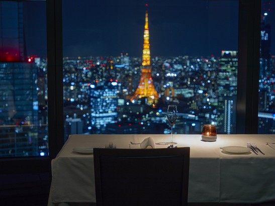 東京を一望するダイニング。旬の食材を使ったフレンチとワインが楽しめます。