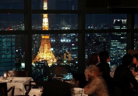 東京を一望するダイニング。旬の食材を使ったフレンチとワインが楽しめます。