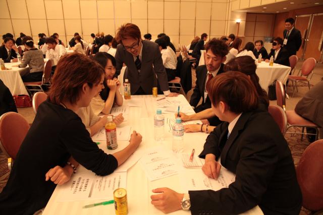 本部で開催される勉強会では、実務スキルを効果的に習得。自らの歩みを確かめながら、成長できます。