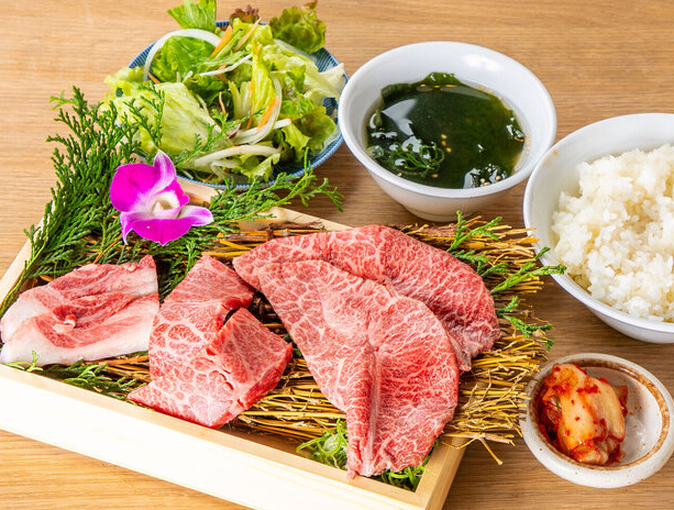 道頓堀の新ビル内になる焼肉店の店長候補を募集！※新店のため画像は全て既存店です