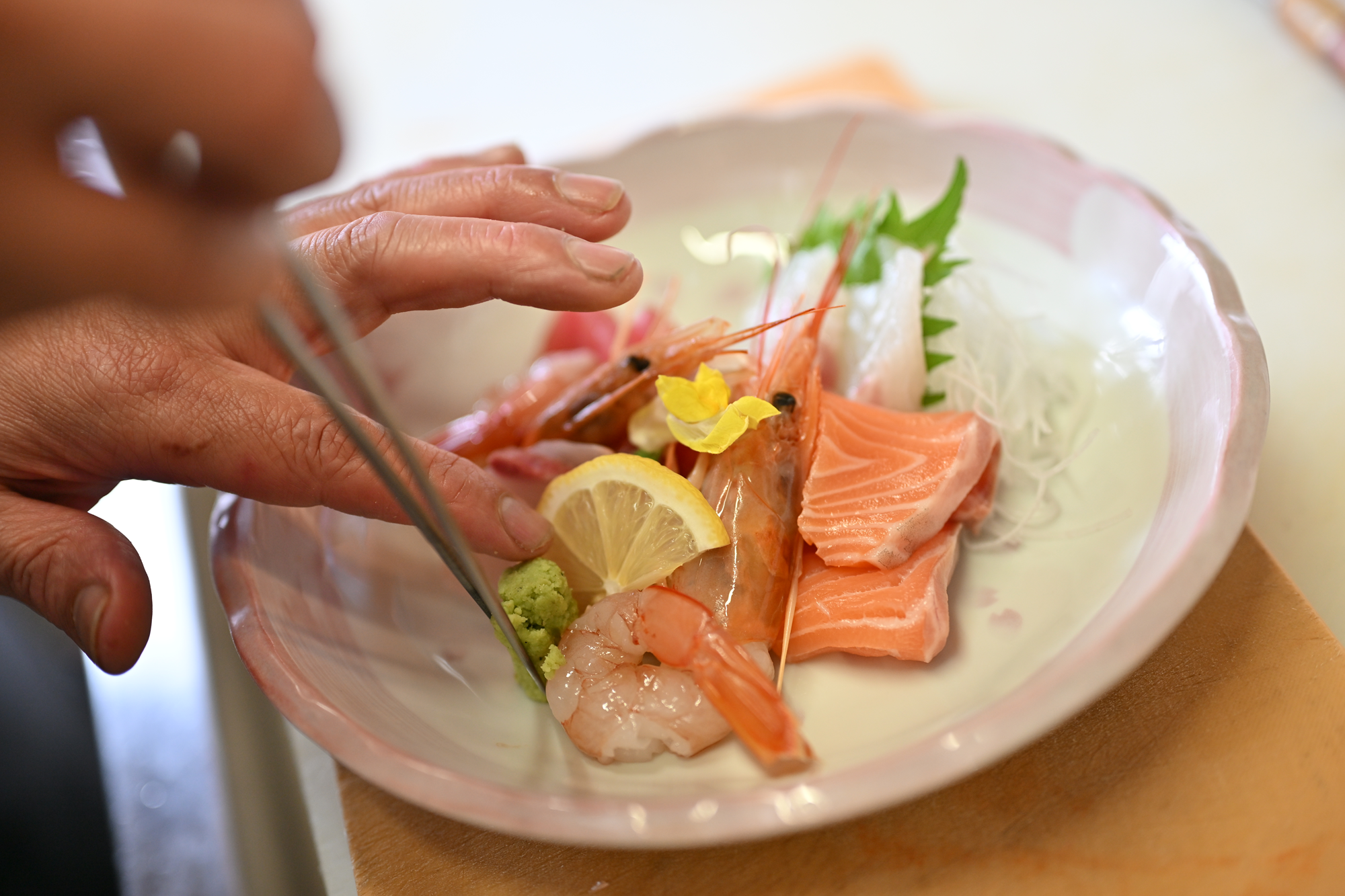 産地直送の地魚を味わう店です。アラカルトや一品料理も豊富。包丁技も磨けます。