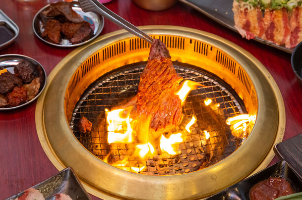 サムギョプサルやテッチャン鍋をメインに、焼肉まで多彩なメニューを用意。豊富な食べ放題プランが人気です