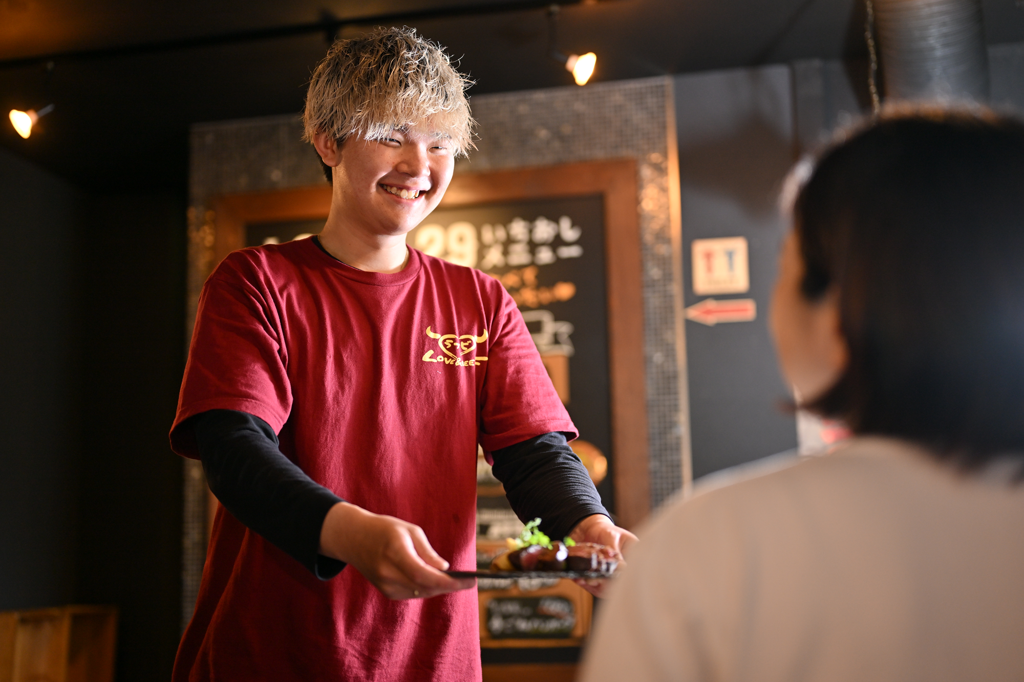 大阪・京橋の鉄板バルが仲間を募集！休みは月8日、稼ぎたい方は月6日も選べます。