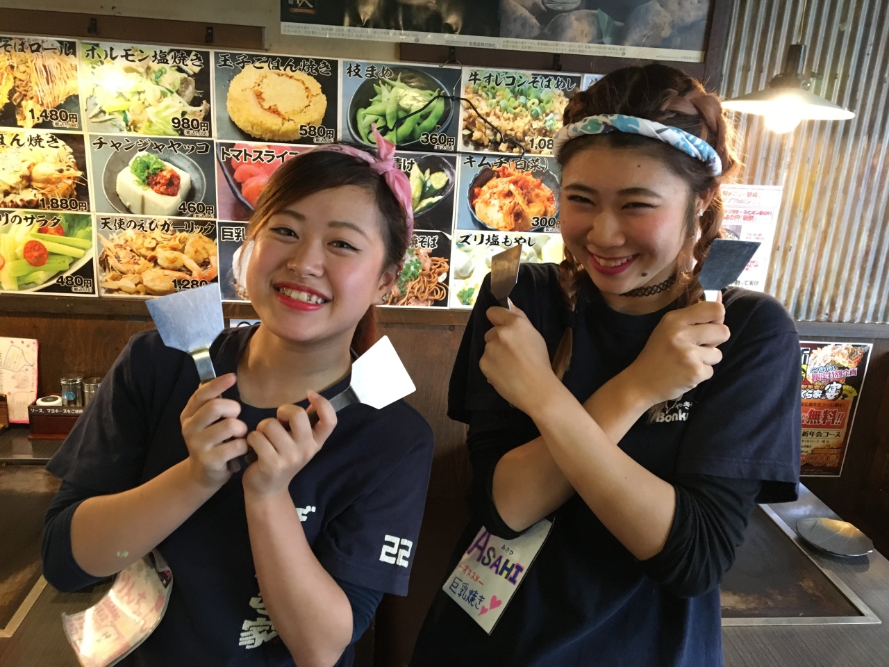 店内には各界の有名人や芸人さんのサインも！アラカルトや一品料理も豊富なお好み焼き・鉄板焼のお店です。