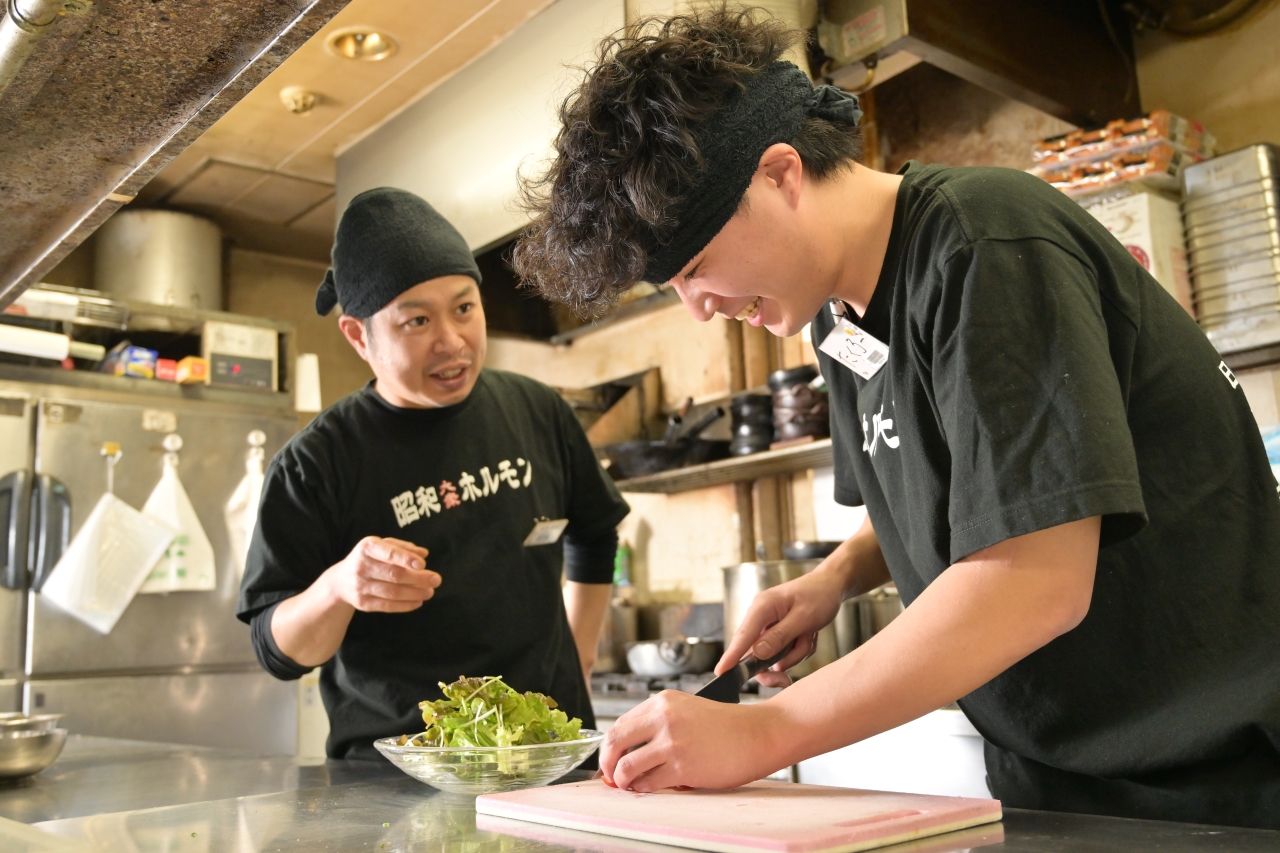 「食を通じ、人に笑顔と感動を与える会社」で料理長を募集！月給35万〜45万円