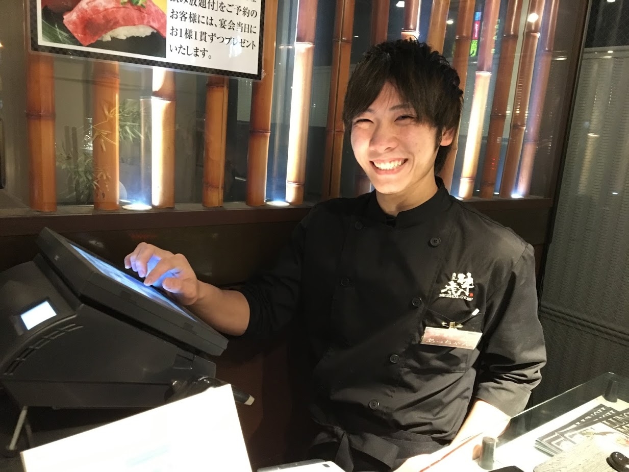 「食を通じ、人に笑顔と感動を与える会社」で店長候補を募集！月給35万〜42万円