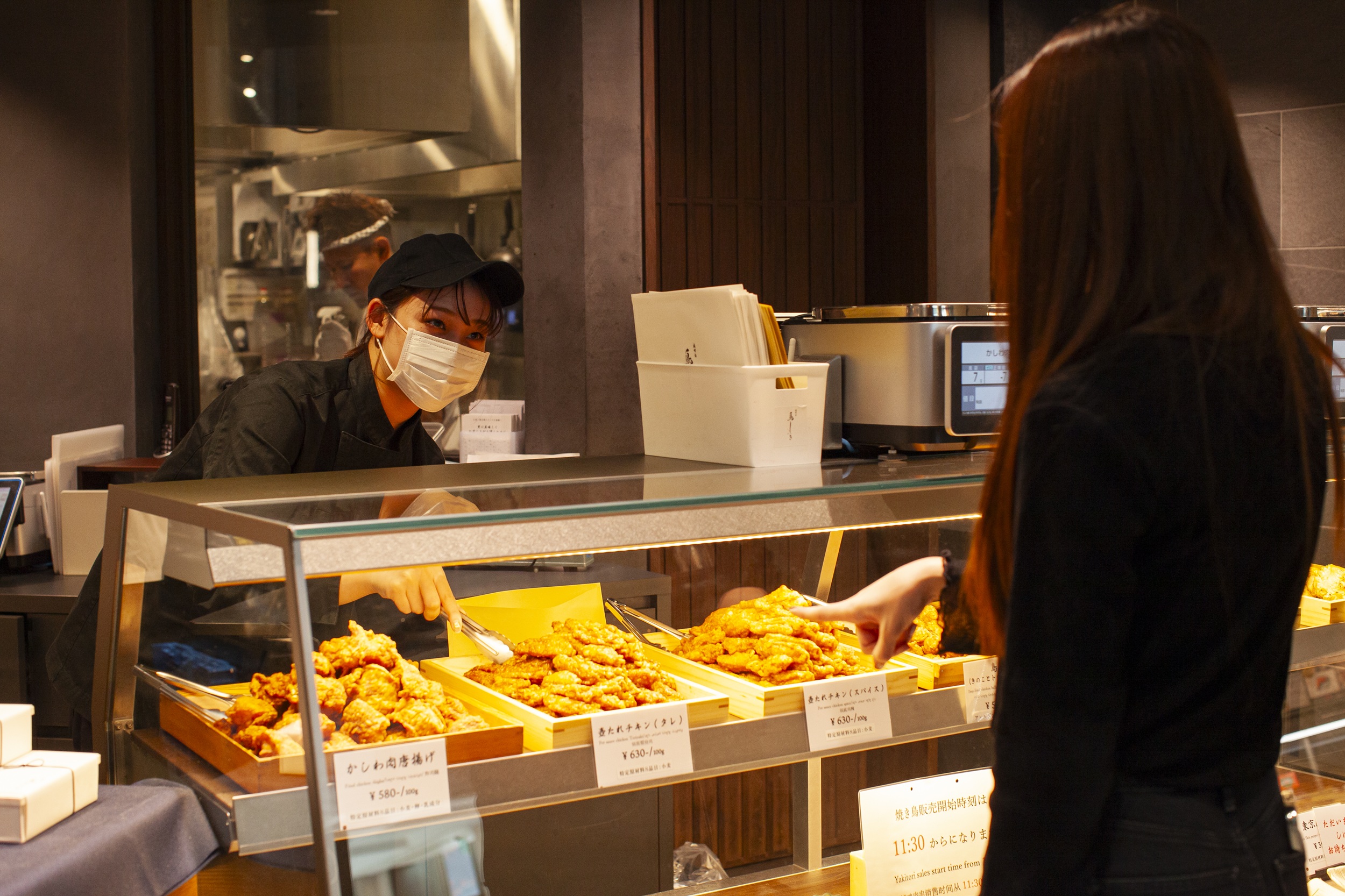 麻布台ヒルズマーケット内の上質な店舗で、名店の味を惣菜として届ける仕事。