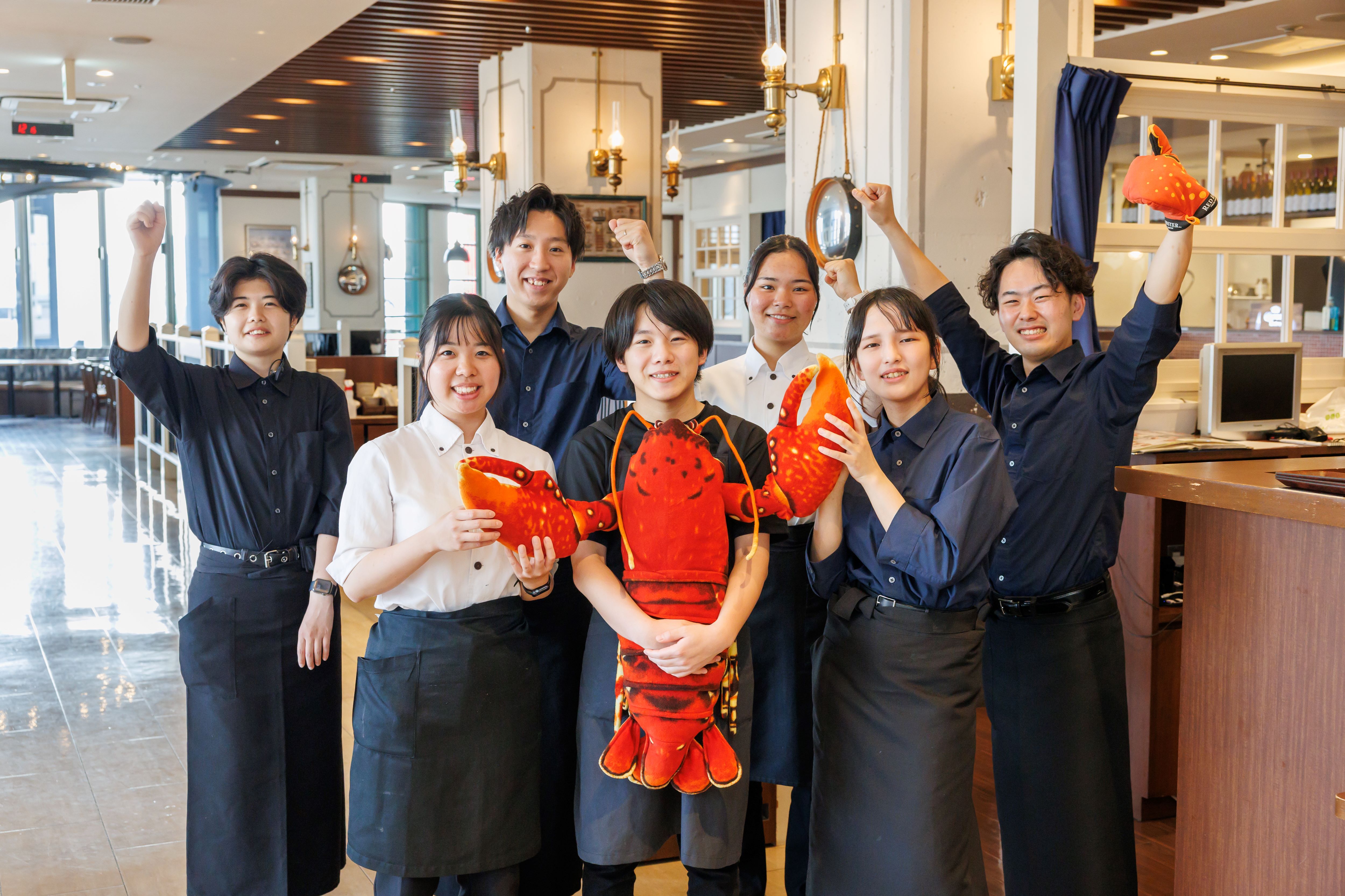 お客様の笑顔を近くで感じられる、ライブ感あふれるレストラン。