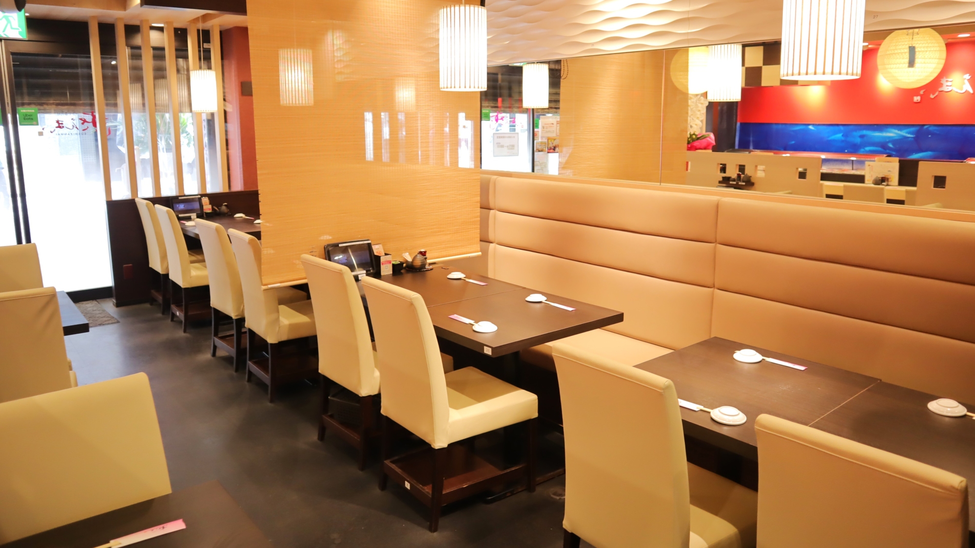 多くのお客様が訪れる人気店。仕事の成果を、日々実感できる環境です。