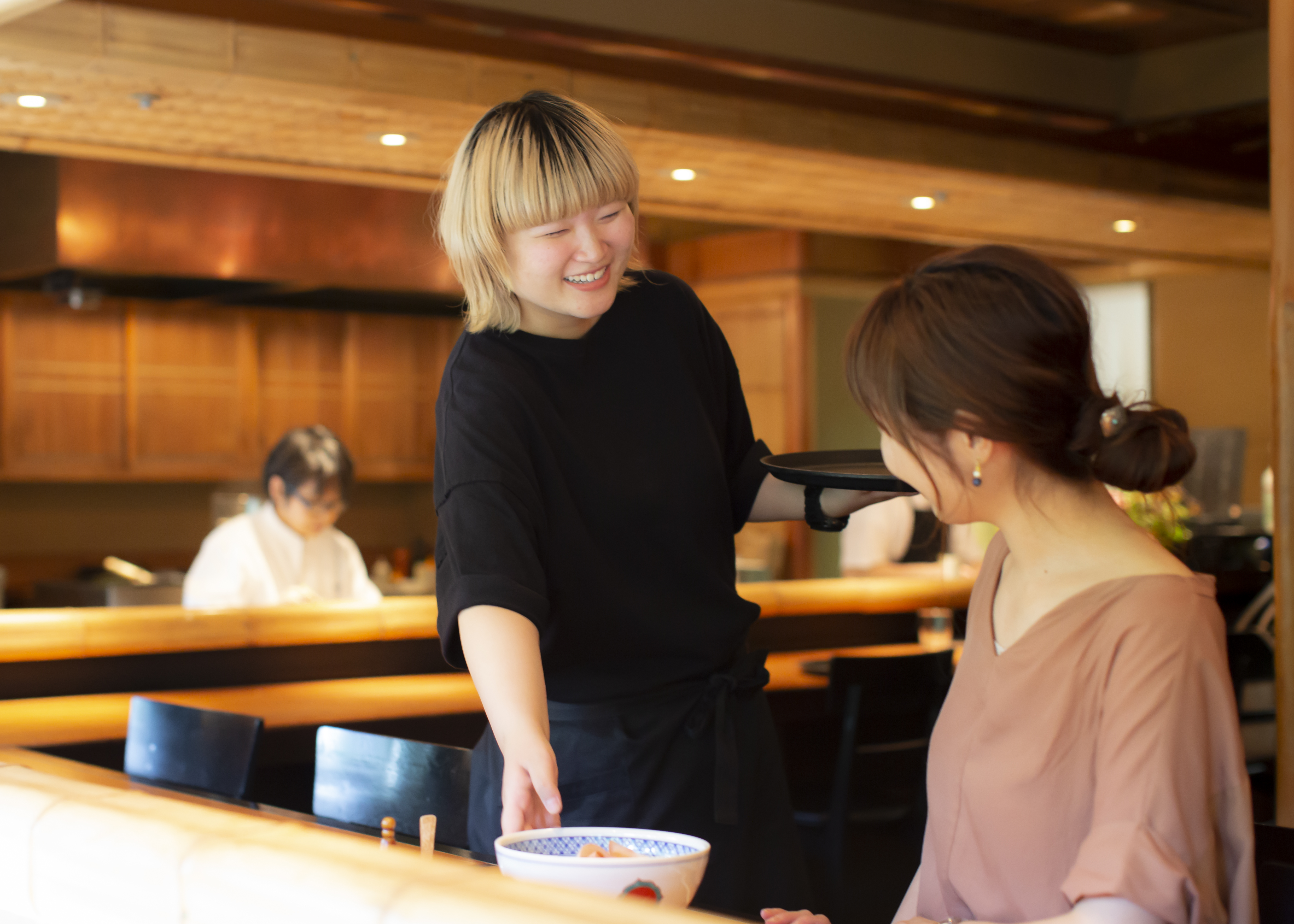 20代・30代のスタッフが多数活躍中！年齢や性別に関わらず、がんばりや意欲が評価される社風です。