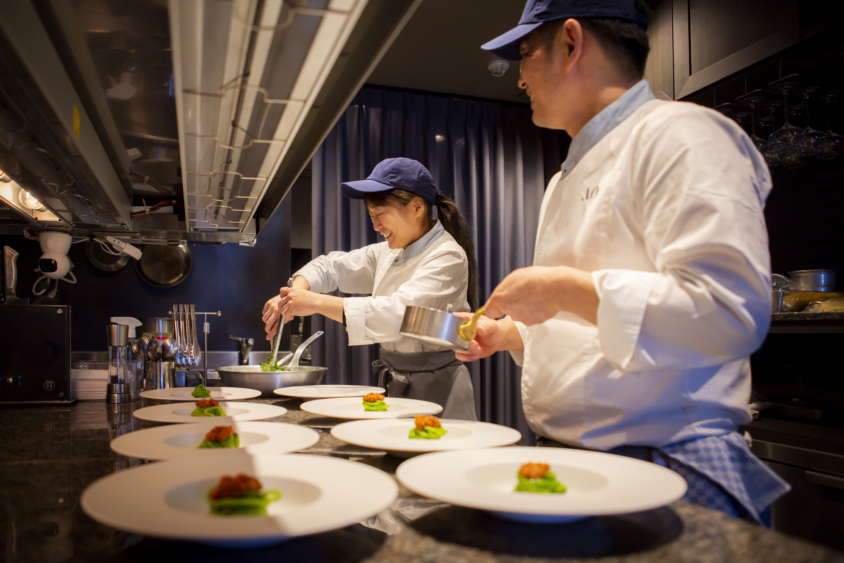 シェフの影山を中心に、全員で協力し合いながら料理を仕上げていきます。
