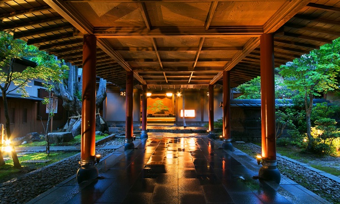 平屋数寄屋造りの和の空間が、非日常を演出します。