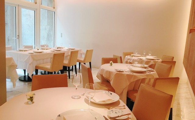 階段を降りると異空間が広がる、大人のための本格フレンチレストラン。