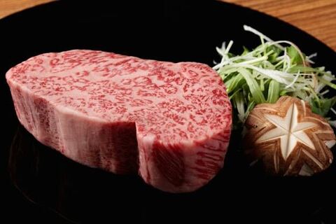 シックで落ち着いた店内。記念日や接待など、特別なシーンでご利用いただきます。