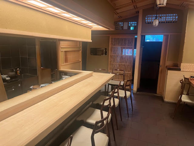 在庫は1200本以上！日本料理とワインのペアリングも学べます◎