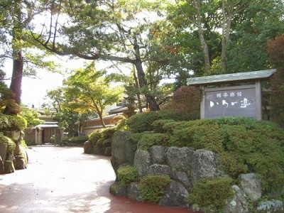 休みは月8日。お休みは箱根の温泉につかったり、ドライブやキャンプを楽しむこともできます。