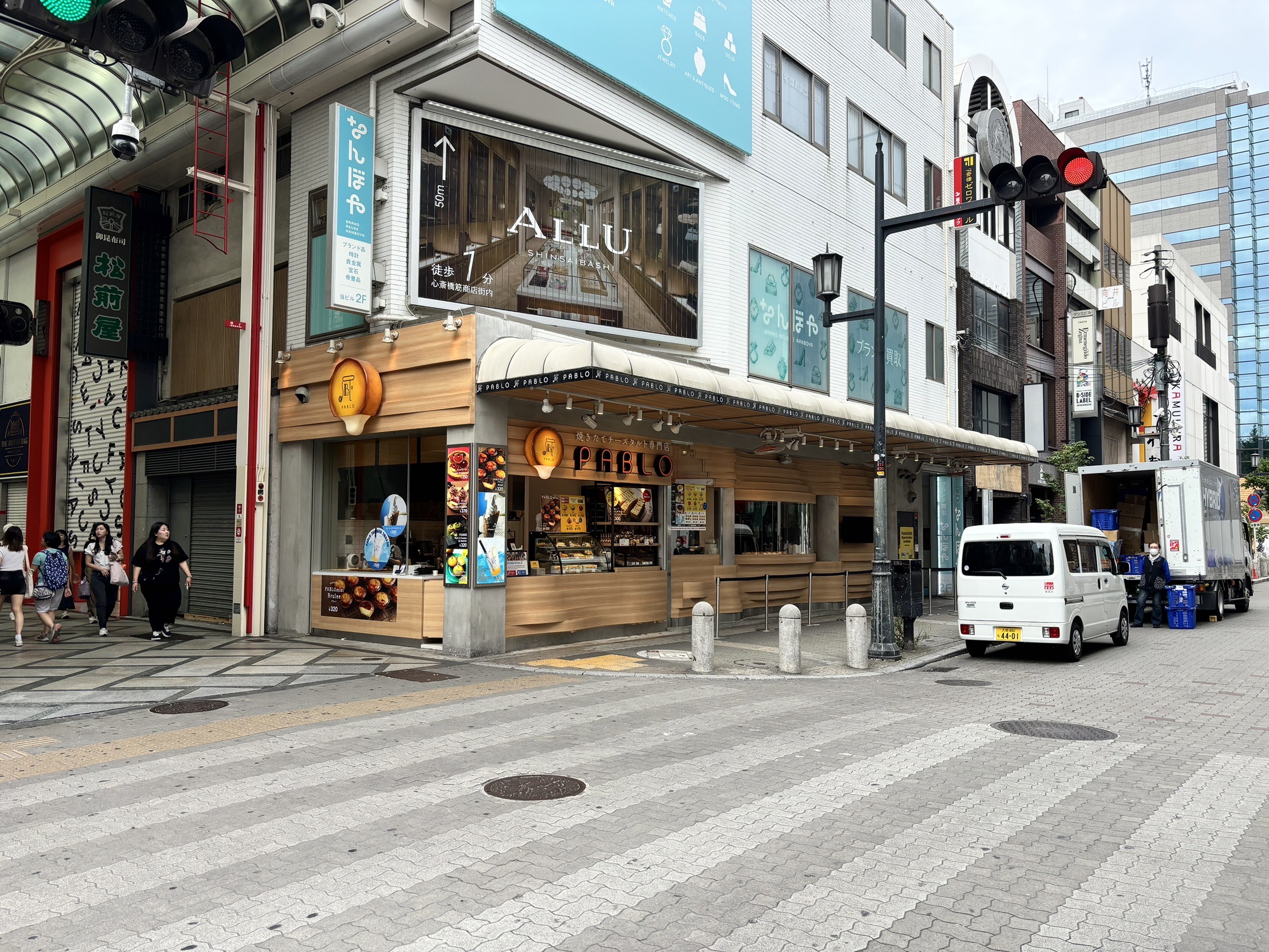当店の特長は、ガラス張りの厨房。製造の様子を間近で楽しめる“見て楽しい”体験もご用意しています。