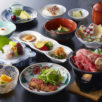 地産地消の食材を使い、盛りつけや器にもこだわった料理をご提供しています。