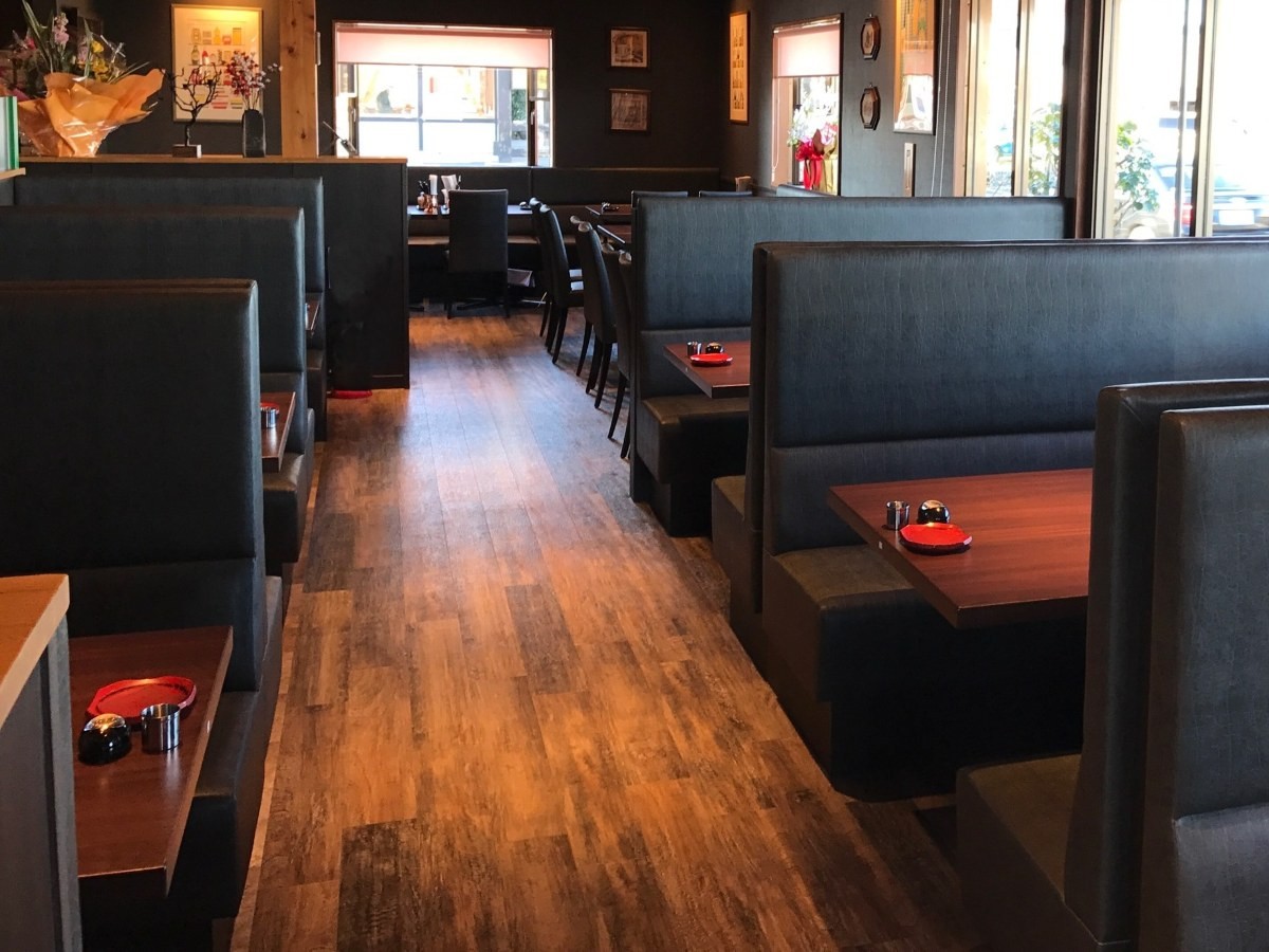 落ち着いた雰囲気の店内でゆったりとしたひとときを―家族連れからお一人様まで幅広いお客様が訪れます