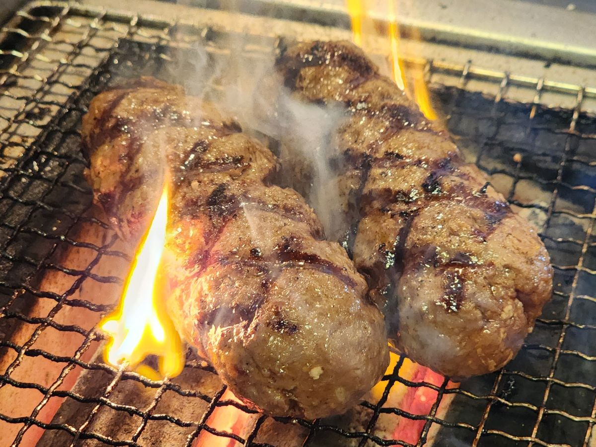 第1回ハンバーググランプリ金賞受賞・試行錯誤の末に完成させた炭火で焼き上げるハンバーグが自慢!