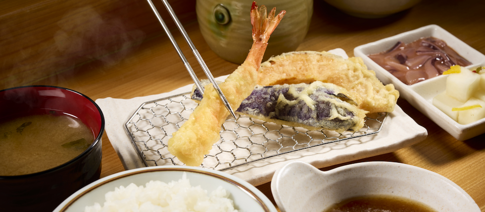 揚げたての天ぷらを提供する「まきの」独自の技術を習得し、職人としての腕と管理職のスキルを磨けます。