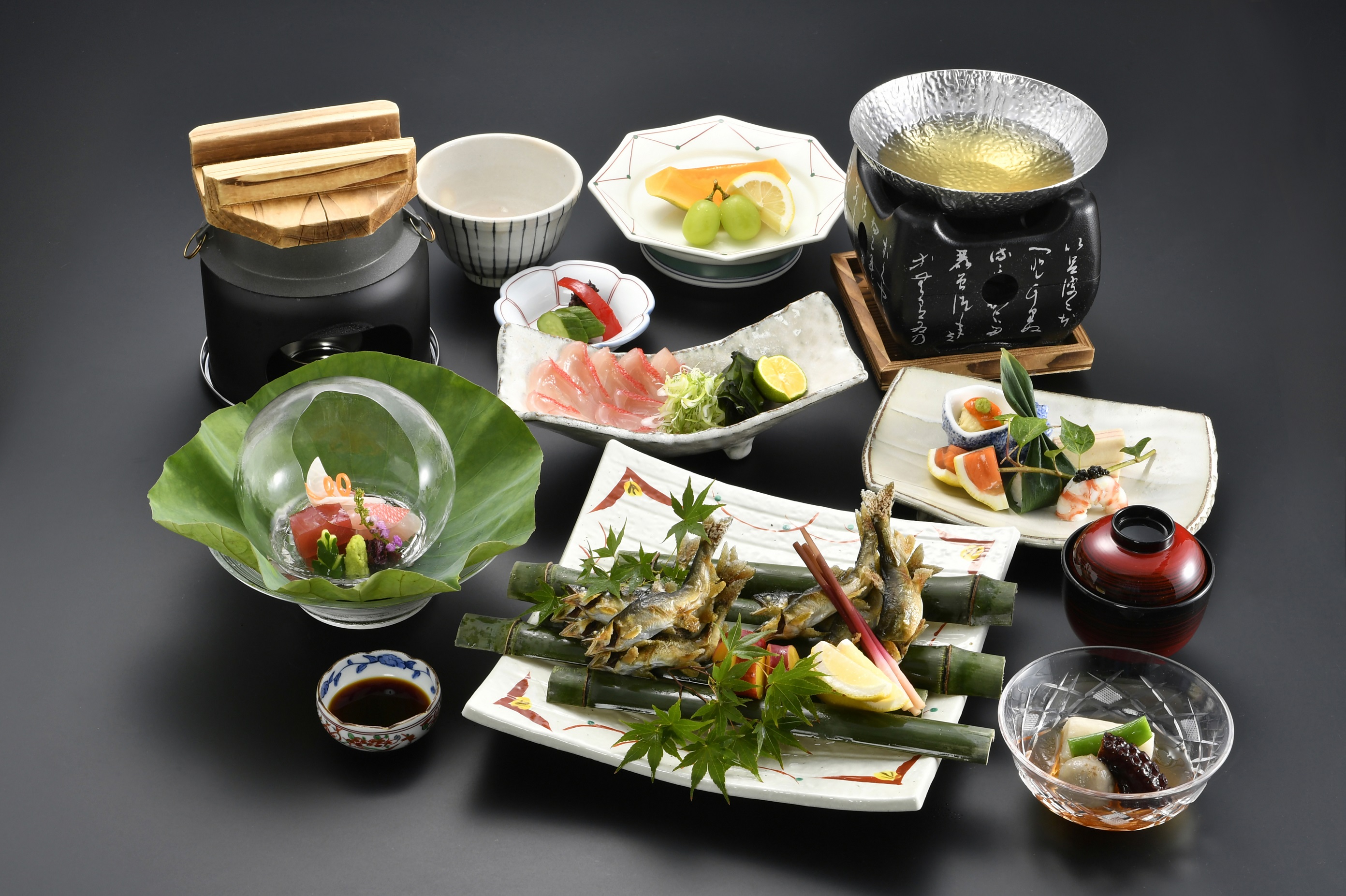 本会席料理や鍋料理など和食メニューにもこだわっています