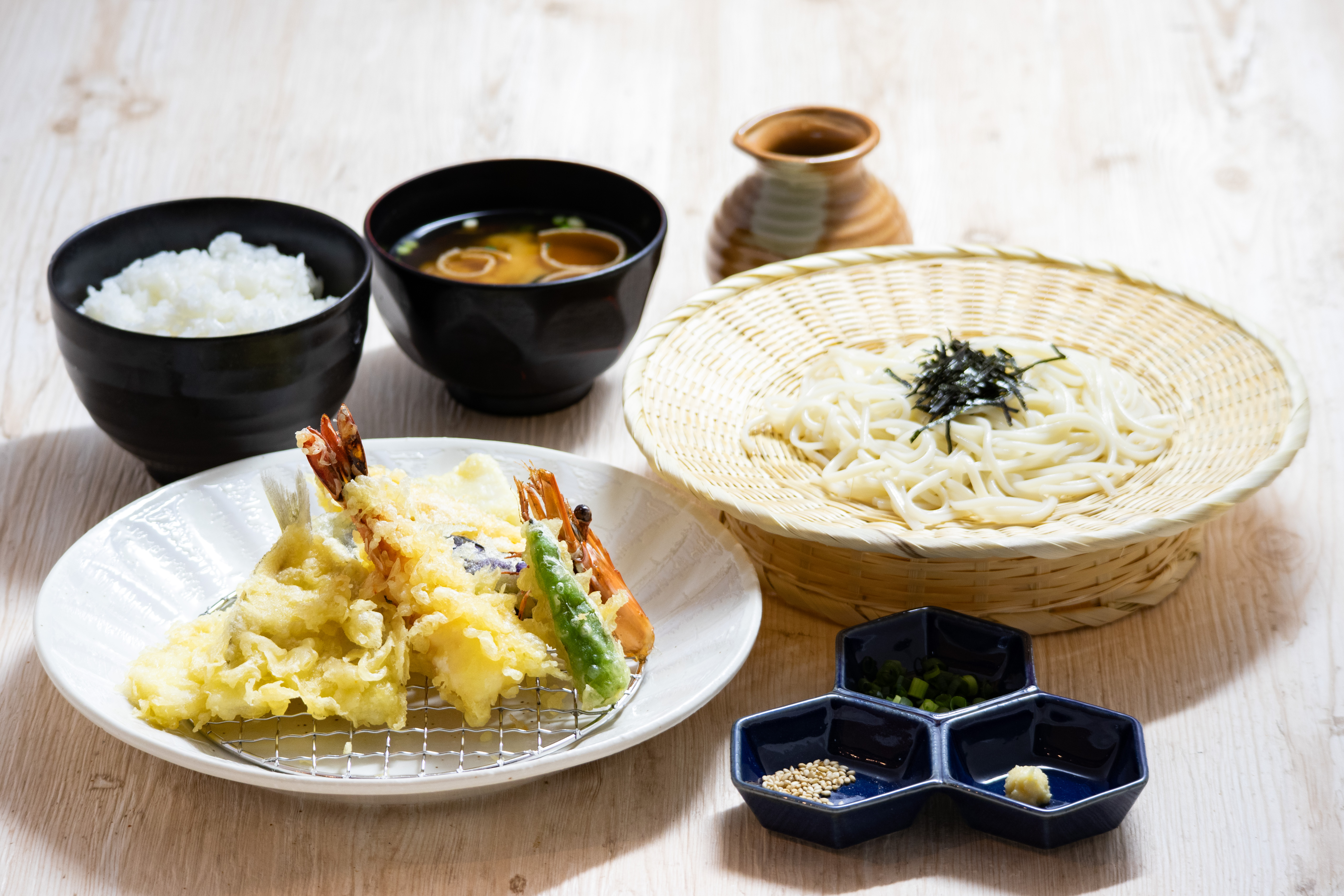 サクサクの天ぷらと小豆島産の手延べそうめんが看板メニューの人気店!