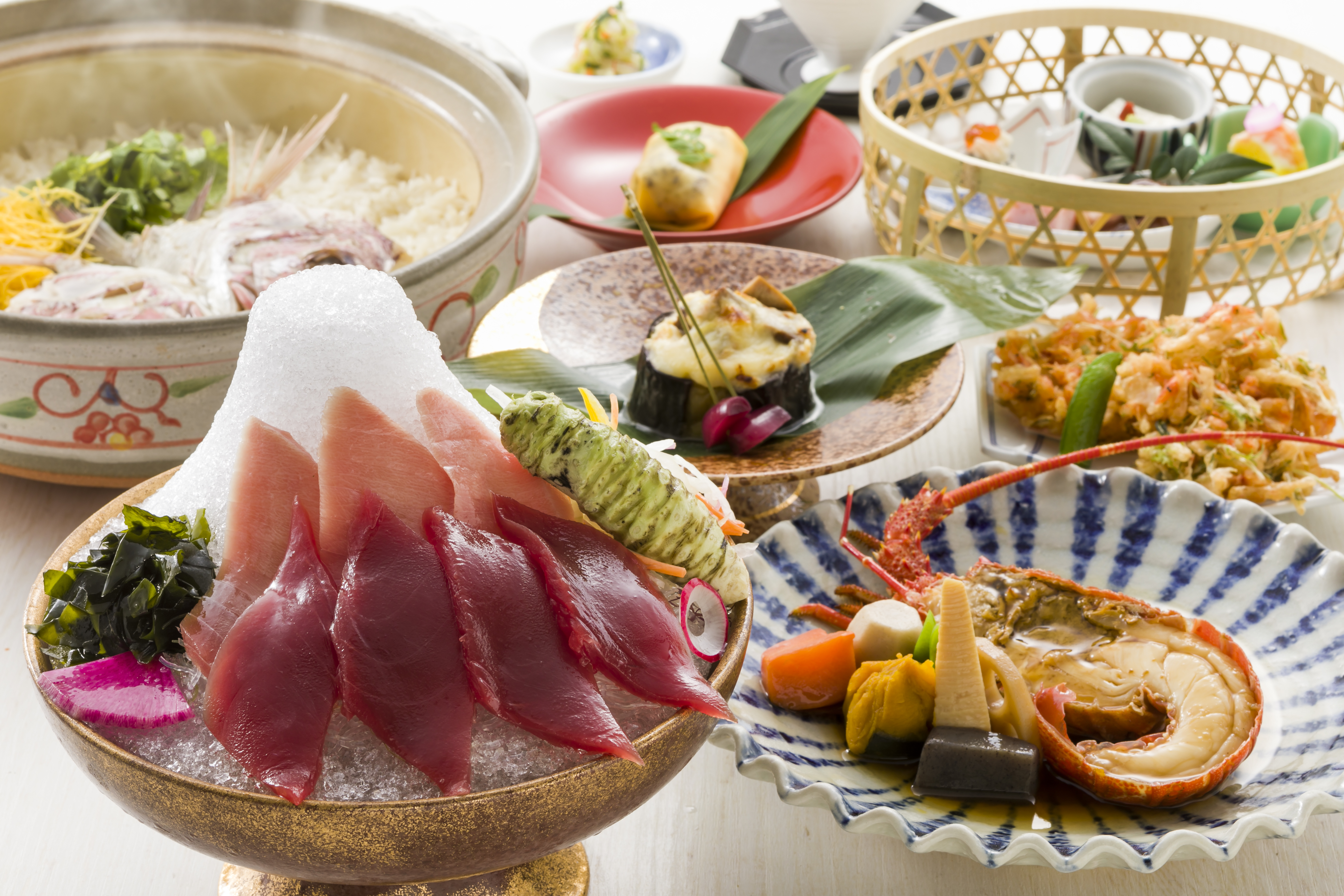 駿河湾の地魚や天然南まぐろ等、こだわり抜いた旬の地場食材を使用しています