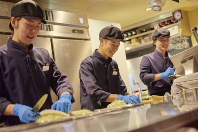 チームワーク抜群のキッチン。声を掛け合いながら、協力してお店をつくっています。