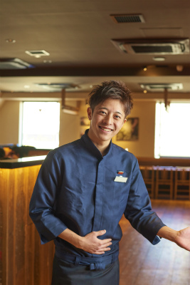 笑顔でお客様をお迎え。温かい接客で“また来たい”と思っていただけるお店を一緒に。