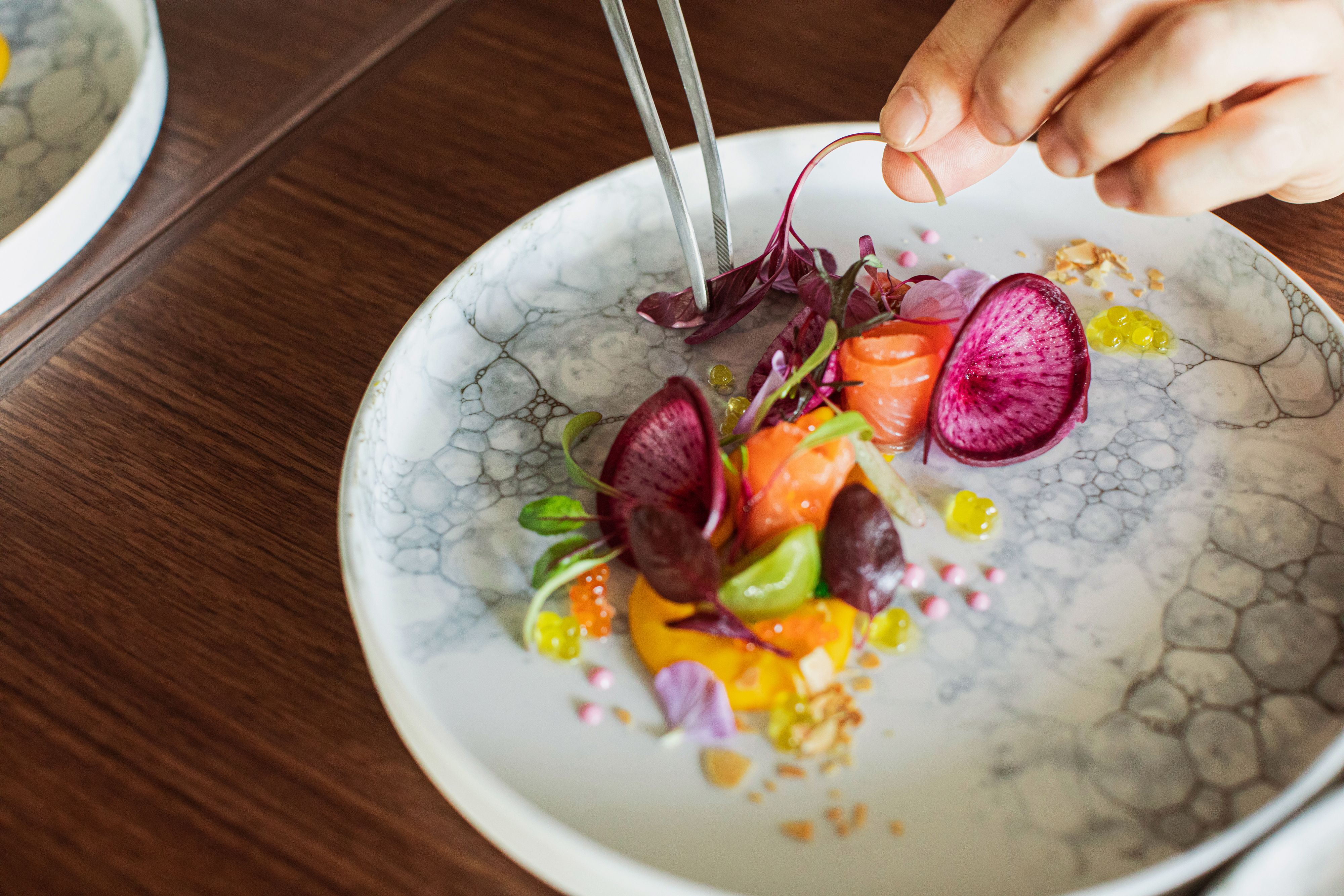 感性を活かせる盛り付けの世界。料理で“美しさ”を表現できます。